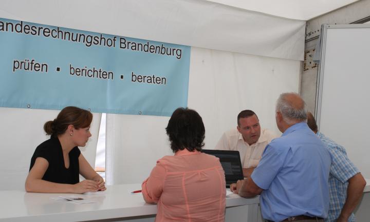 Der Informationsstand des Landesrechnungshofes Brandenburg.
