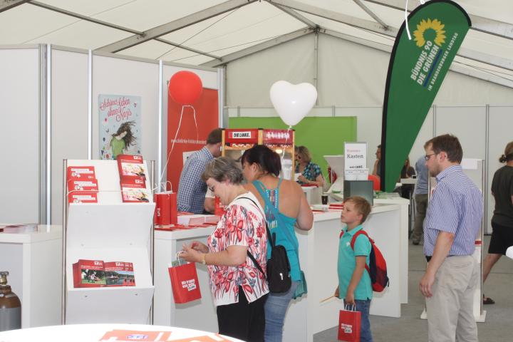 Der Informationsstand der Fraktion DIE LINKE im Zelt des Landtages Brandenburg.