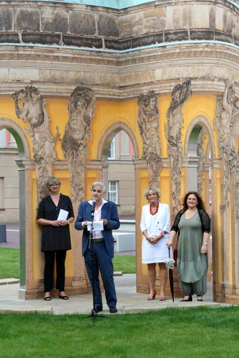 Der 1. Preisträger des Wettbewerbs "Kunst am Bau" und Künstler der Pavillons Florian Dombois.