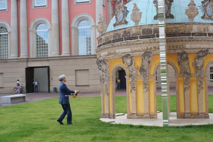 Taufe der Pavillons mit Sekt durch den Künstler Florian Dombois.