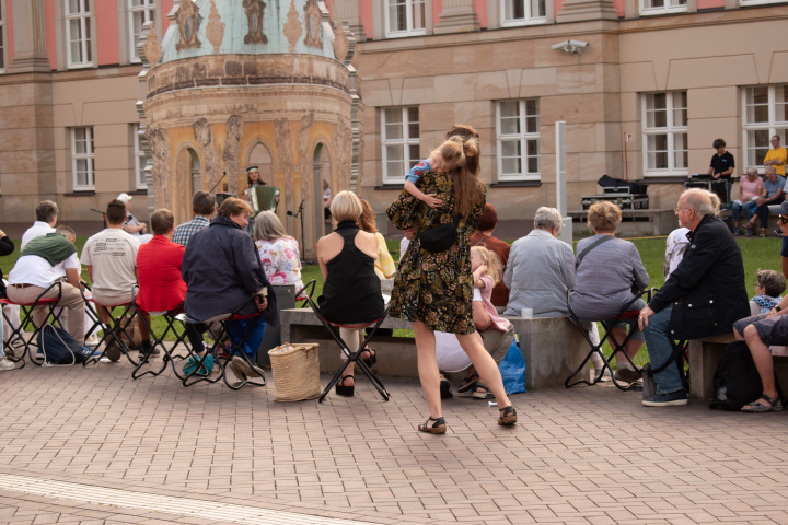 Impression der vierten Veranstaltung „Kunst zur Zeit 2024“ im Innenhof des Landtages.