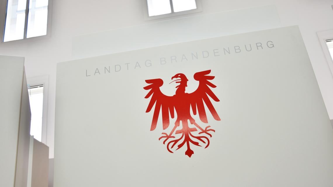 Nahaufnahme des Rednerpults im Plenarsaal des Landtages