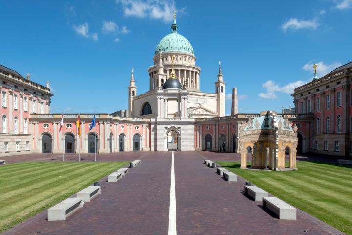 Innenhof mit Fortunaportal und St. Nikolaikirche