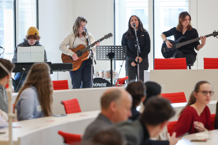 Musikalischer Einklang in die Veranstaltung mit "Basement", Schulband der Immanuel-Kant-Gesamtschule Falkensee