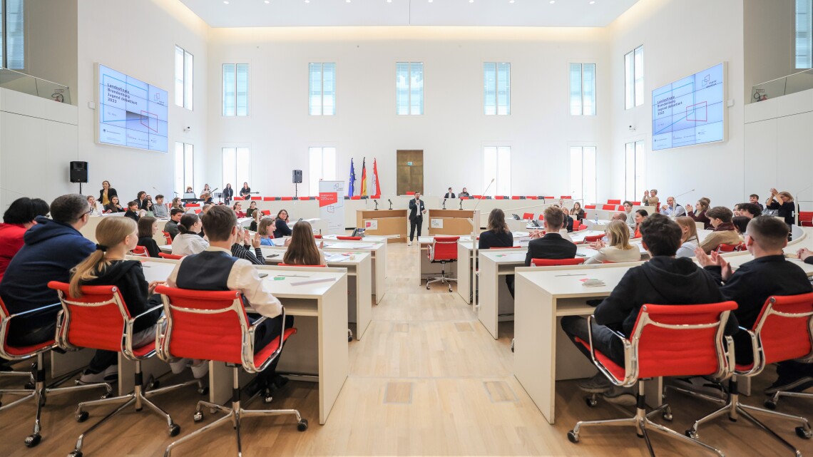 Blick in den Plenarsaal zu Beginn des Landesfinales von „Jugend debattiert“ 