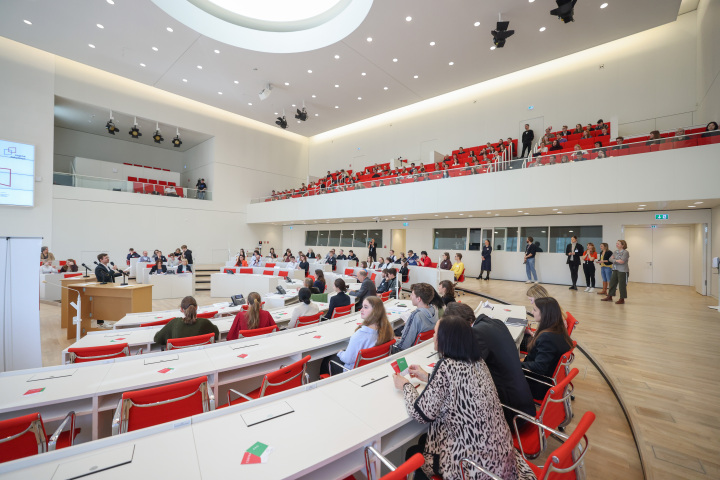 Blick in den Plenarsaal zu Beginn des Landesfinales „Jugend debattiert“ 2023