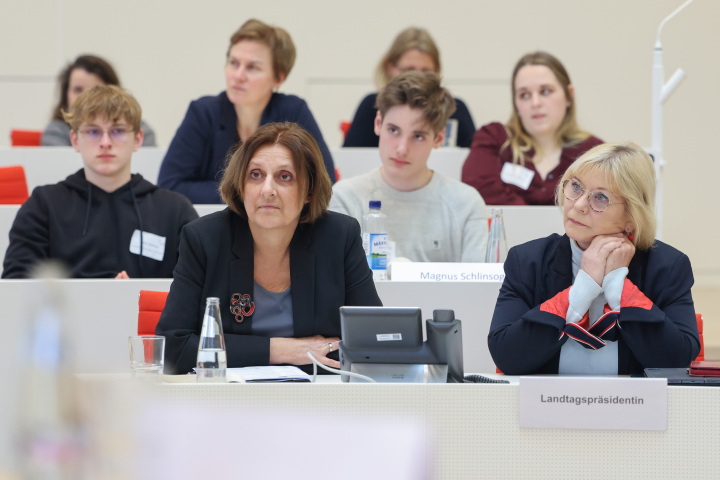 Landtagspräsidentin Prof. Dr. Ulrike Liedtke und die Ministerin für Bildung, Jugend und Sport Britta Ernst folgen der Finaldebatte der Altersgruppe II