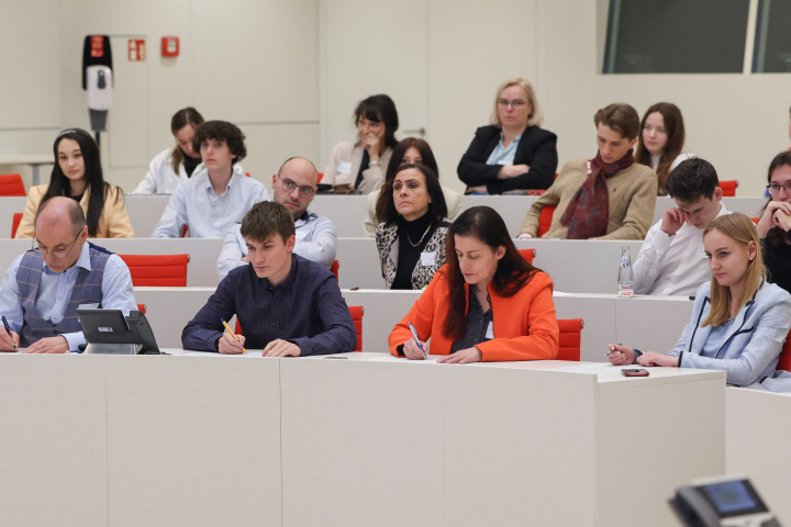 Landtagspräsidentin Prof. Dr. Ulrike Liedtke und die Ministerin für Bildung, Jugend und Sport Britta Ernst folgen der Finaldebatte der Altersgruppe II