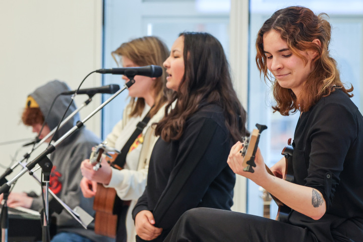 Musikalischer Beitrag von "Basement", Schulband der Immanuel-Kant-Gesamtschule Falkensee