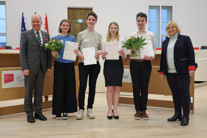 Auszeichnung der Teilnehmerinnen und Teilnehmer an den Finaldebatte der Altersgruppe I