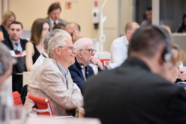 Impression der Sitzung des Monitoring Ausschusses des Kongresses der Gemeinden und Regionen Europas/Europarat im Plenarsaal des Landtages