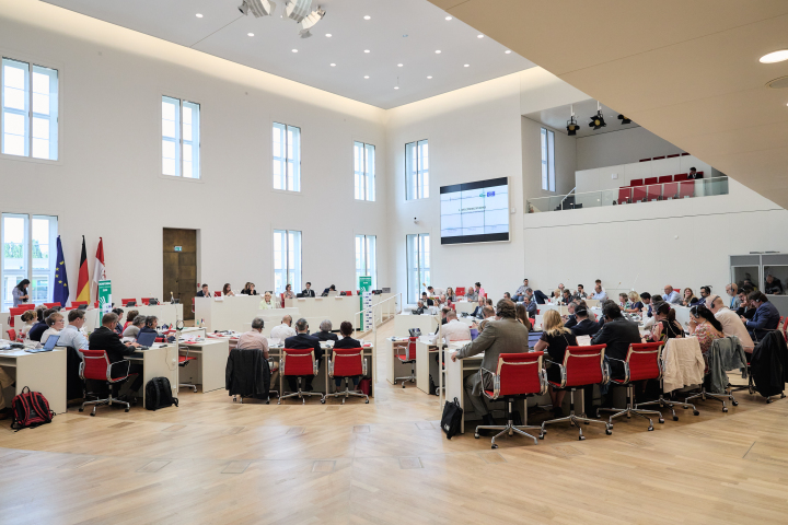 Blick in den Plenarsaal zu Beginn der Sitzung des Monitoring Ausschusses des Kongresses der Gemeinden und Regionen Europas/Europarat