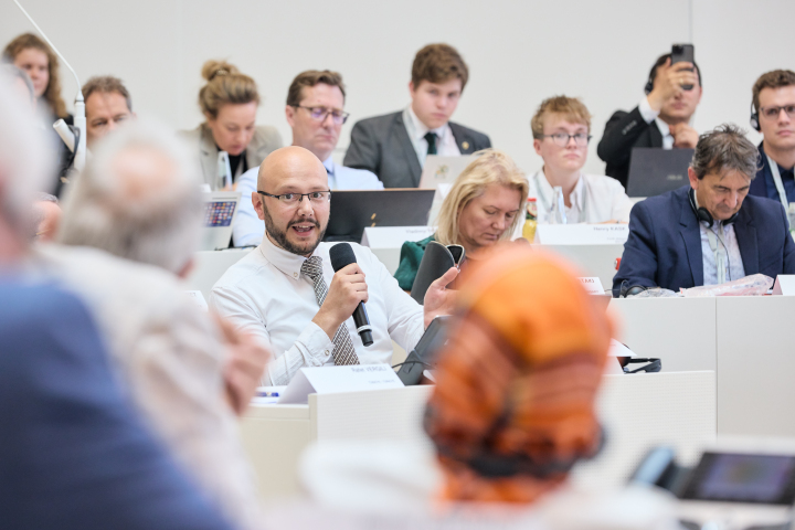 Impression der Sitzung des Monitoring Ausschusses des Kongresses der Gemeinden und Regionen Europas/Europarat im Plenarsaal des Landtages