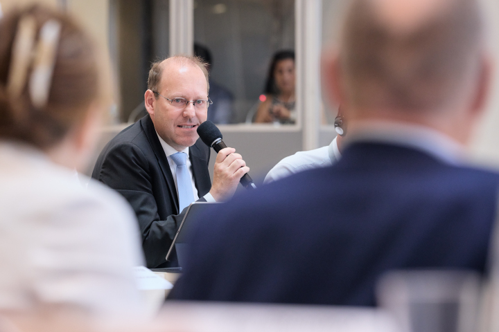 Impression der Sitzung des Monitoring Ausschusses des Kongresses der Gemeinden und Regionen Europas/Europarat im Plenarsaal des Landtages