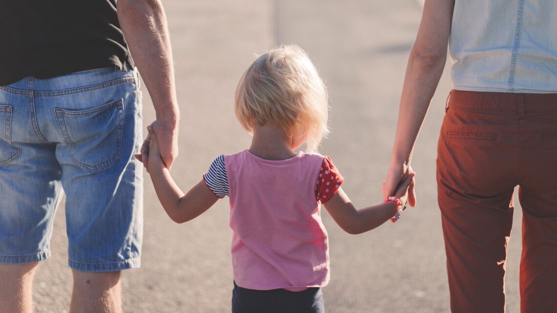 Kleinkind mit Mutter und Vater, Symbolbild