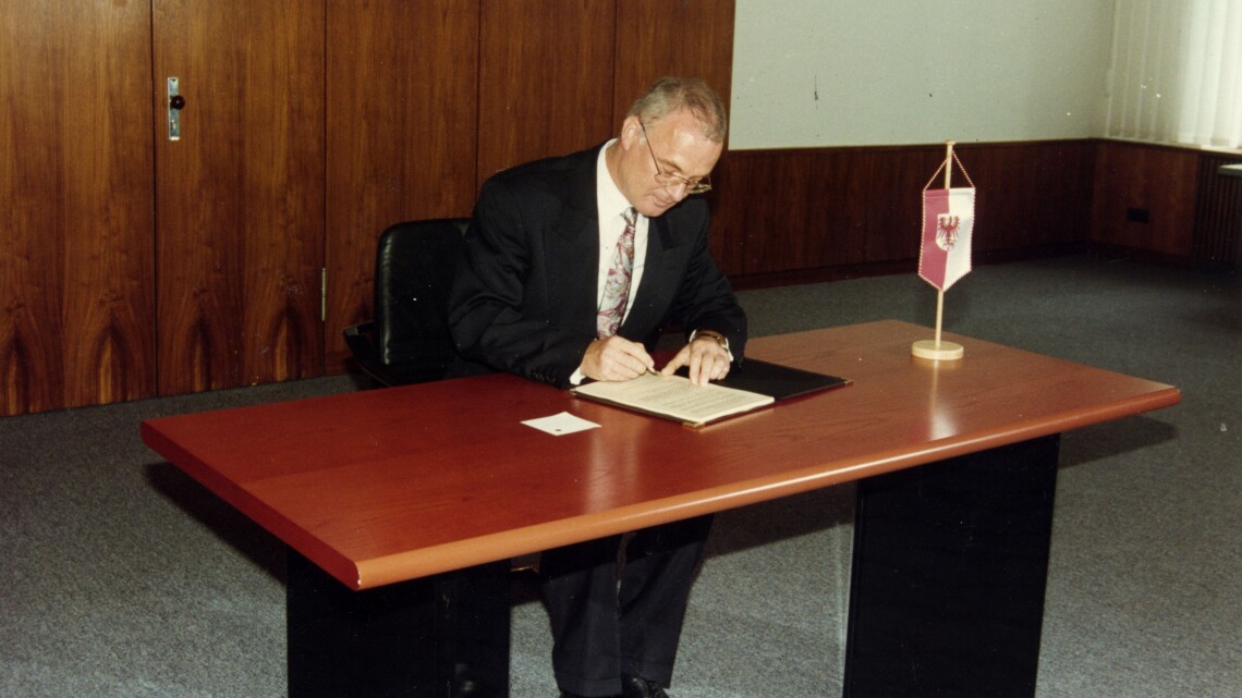 Der ehemalige Präsident des Landtages Dr. Herbert Knoblich bei der Unterzeichnung der Landesverfassung am 20. August 1992.