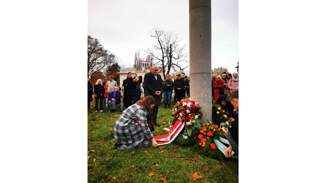 Vizepräsidentin Dr. Jouleen Gruhn legt einen Kranz an der Skulptur NIKE 89 nieder.