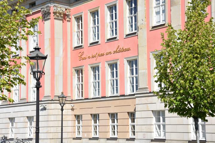 Westfassade mit dem Schriftzug  „Ceci n’est pas un château.“