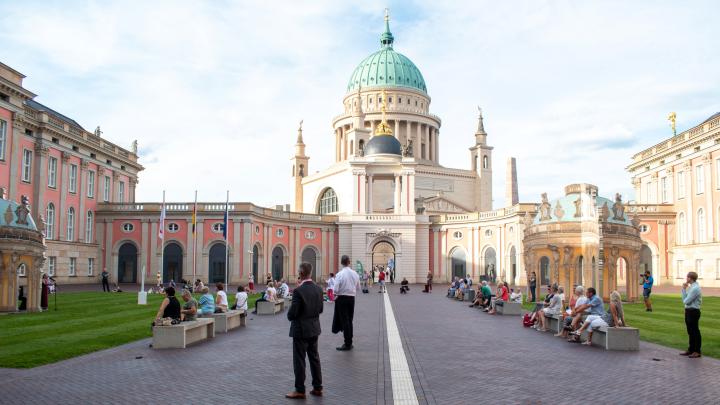 „Kunst zur Zeit“: Veranstaltungsimpression aus dem Innenhof mit Blick zum Alten Markt aus dem Jahr 2020