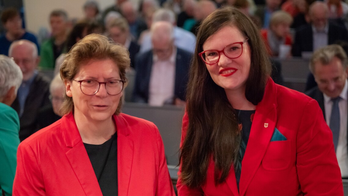 Vizepräsidentin Dr. Jouleen Gruhn (r.) und die erste Beigeordnete des Landkreises Dahme-Spreewald, Heike Zettwitz (l., Vertreterin des Landrates), bei der Eröffnung der Schlosskonzerte.