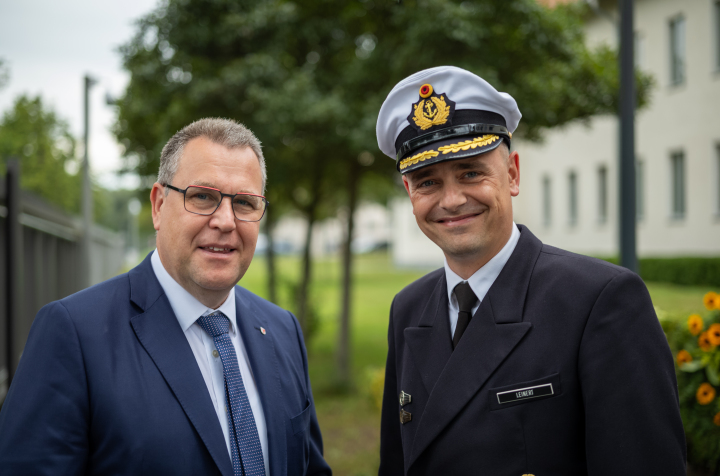 Vizepräsident Rainer Genilke (l.) mit Fregattenkapitän Leinert (r.) beim Gedenken an Henning von Tresckow