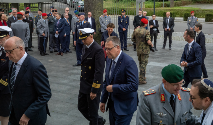 Vizepräsident Rainer Genilke bei der Gedenkveranstaltung in der Henning-von-Tresckow-Kaserne Schwielowsee