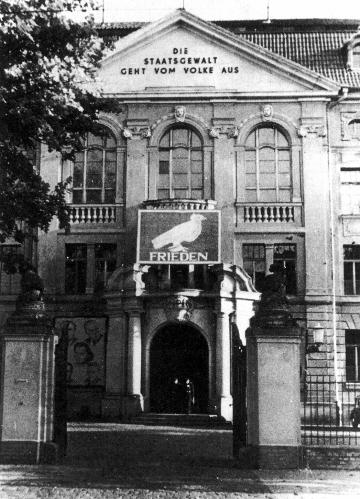 Sitz des Landtages von 1947 bis 1952: das Gebäude in der Saarmunder Straße 23 (heute Heinrich-Mann-Allee 107) in Potsdam, Aufnahme: 1950