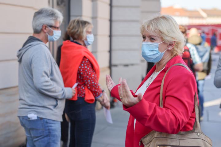 Landtagspräsidentin Prof. Dr. Ulrike Liedtke (r.) begrüßt die ersten Gäste zum Einheitswochenende am Fortunaportal.