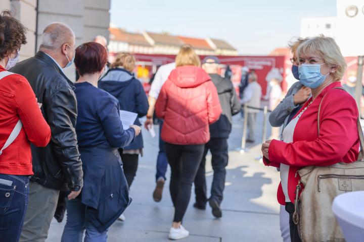 Landtagspräsidentin Prof. Dr. Ulrike Liedtke (r.) begrüßt die ersten Gäste zum Einheitswochenende am Fortunaportal.