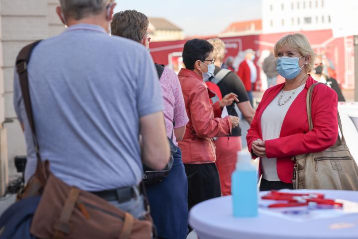 Landtagspräsidentin Prof. Dr. Ulrike Liedtke (r.) begrüßt die ersten Gäste zum Einheitswochenende am Fortunaportal.