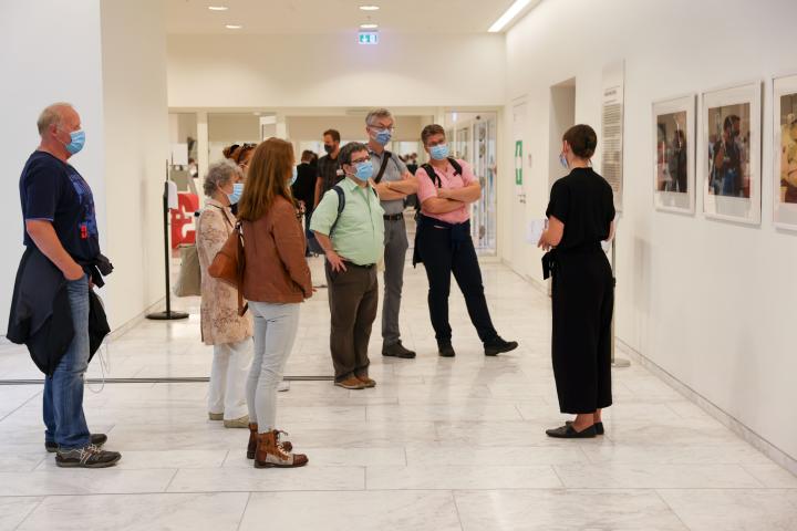 Führung durch die Ausstellung „Arbeit, Arbeit, Arbeit. Serien zur sozialistischen Produktion in der DDR“ vom Kunstarchiv Beeskow.