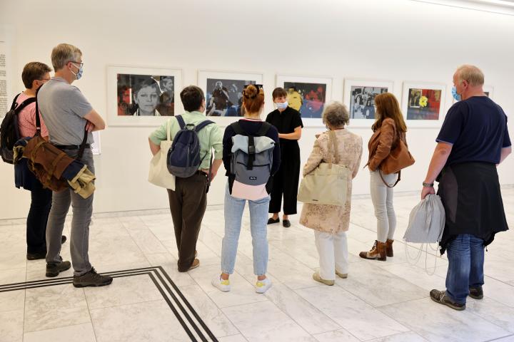 Führung durch die Ausstellung „Arbeit, Arbeit, Arbeit. Serien zur sozialistischen Produktion in der DDR“ vom Kunstarchiv Beeskow.