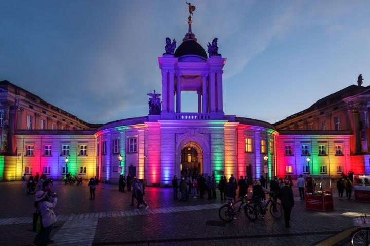 Farbenfrohe Illumination an der Außenfassade des Landtages