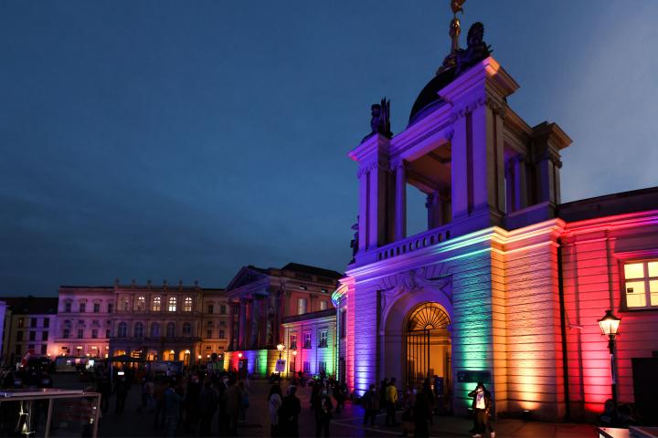 Farbenfrohe Illumination an der Außenfassade des Landtages