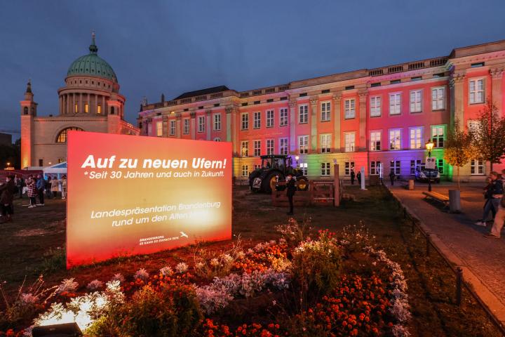 Farbenfrohe Illumination an der Außenfassade des Landtages