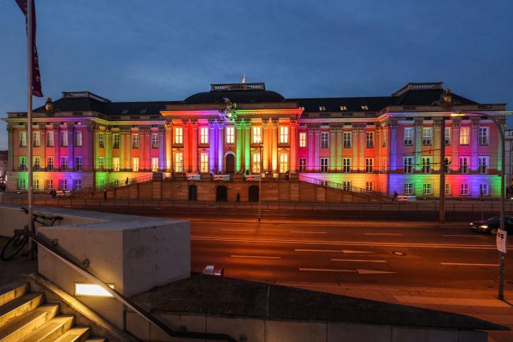 Farbenfrohe Illumination an der Außenfassade des Landtages