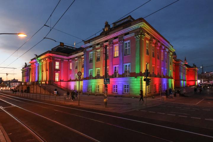 Farbenfrohe Illumination an der Außenfassade des Landtages