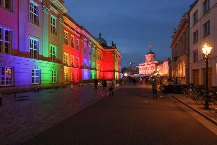 Farbenfrohe Illumination an der Außenfassade des Landtages