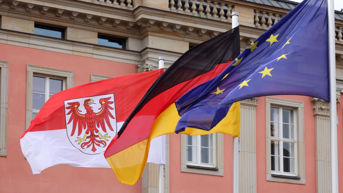 Brandenburg-, Deutschland- und Europa-Flagge im Innenhof des Landtages