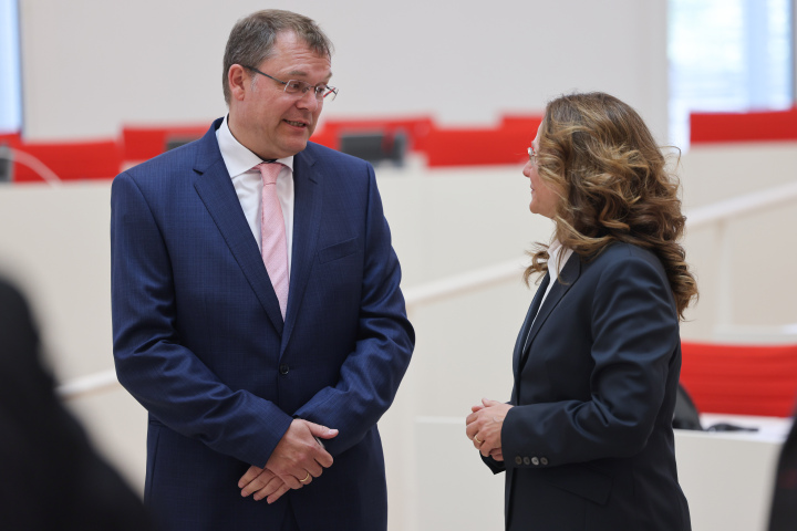 Präsident des Verfassungsgerichtes Markus Möller (l.) im Gespräch mit der Festrednerin Prof. Dr. Ines Härtel (r.)