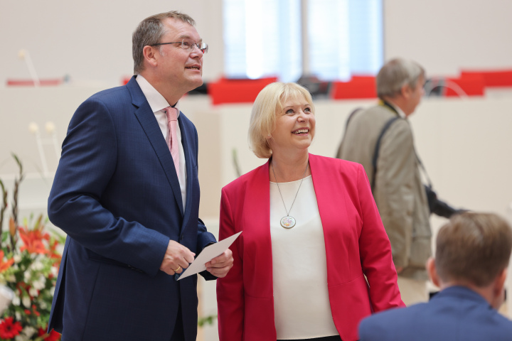 Landtagspräsidentin Prof. Dr. Ulrike Liedtke (r.) im Gespräch mit dem Präsidenten des Verfassungsgerichtes Markus Möller (l.) mit Blick zur Besuchertribüne