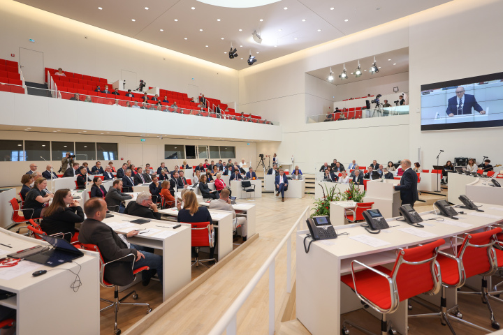 Blick in den Plenarsaal während des Grußwortes des Ministerpräsidenten Dr. Dietmar Woidke