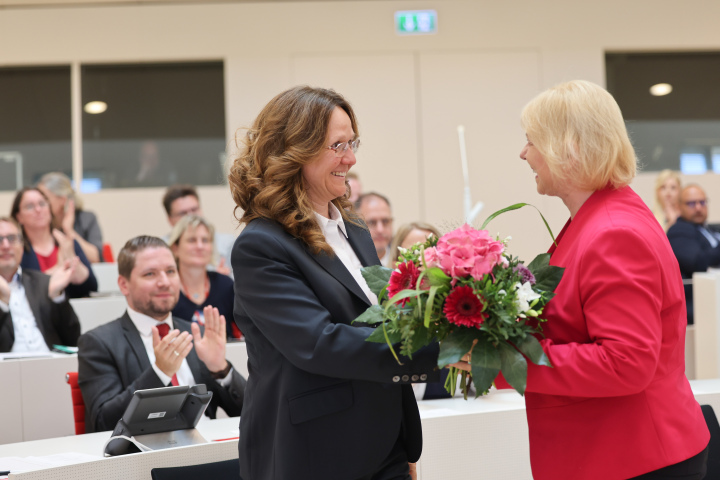 Landtagspräsidentin Prof. Dr. Ulrike Liedtke (r.) bedankt sich bei der Festrednerin Prof.  Dr. Ines Härtel (l.), Richterin des Bundesverfassungsgerichts