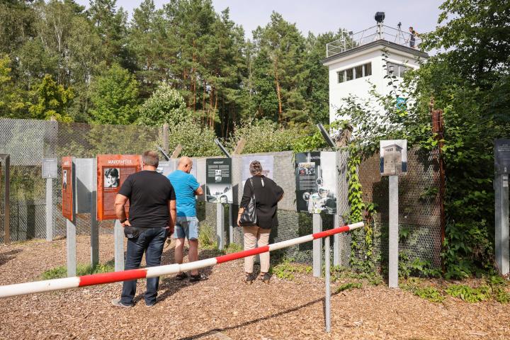 Grenzturm Hohen Neuendorf mit Gästen der Gedenkveranstaltung