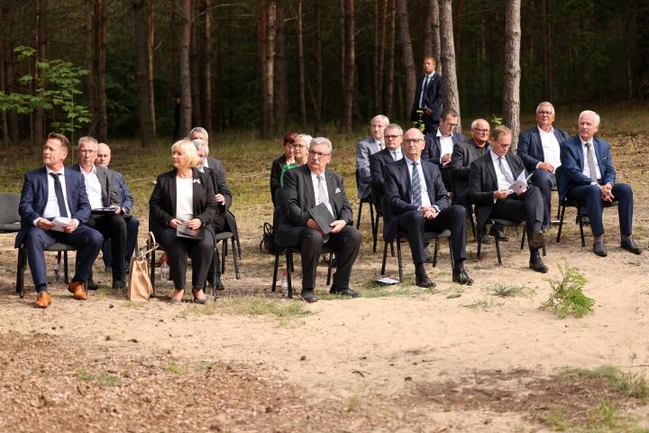 Zentrale Gedenkveranstaltung des Landes Brandenburg zum Bau der Berliner Mauer vor 60 Jahren. 1. Reihe v. l. n. r.: Bürgermeister der Stadt Hohen Neuendorf Steffen Apelt, Landtagspräsidentin Prof. Dr. Ulrike Liedtke, Präsident des Abgeordnetenhauses Ralf Wieland, Ministerpräsident Dr. Dietmar Woidke, Berlins Regierender Bürgermeister Michael Müller und der Bundesvorsitzende der Union der Opferverbände Kommunistischer Gewaltherrschaft Dieter Dombrowski.