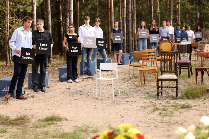 Während die Namen der Toten verlesen wurden, legten Abiturientinnen und Abiturienten aus Hohen Neuendorf Namensschilder auf die Stühle.