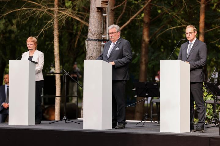 Verlesung der Namen der Toten, (v. l. n. r.) Aufarbeitungsbeauftragte Dr. Maria Nooke, Präsident des Abgeordnetenhauses Ralf Wieland und Berlins Regierender Bürgermeister Michael Müller.