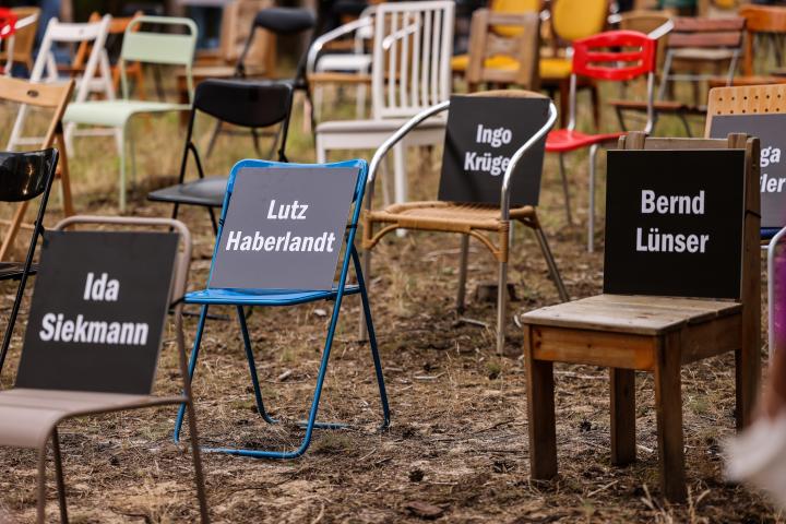 Mindestens 140 Menschen starben bis zum Fall der Mauer 1989 an den Grenzanlagen. Bei der Veranstaltung symbolisierten 140 leere Stühle, dass diese Menschen fehlen und bis heute Lücken hinterlassen.