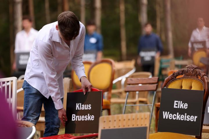 Während die Namen der Toten verlesen wurden, legten Abiturientinnen und Abiturienten aus Hohen Neuendorf Namensschilder auf die Stühle.