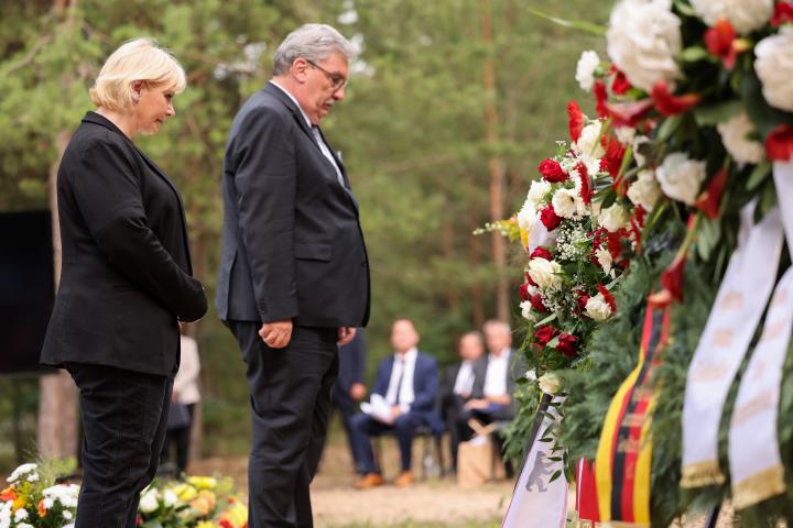 Kranzniederlegung und Schweigeminute, Landtagspräsidentin Prof. Dr. Ulrike Liedtke (l.) und der Präsident des Abgeordnetenhauses Ralf Wieland (r.).